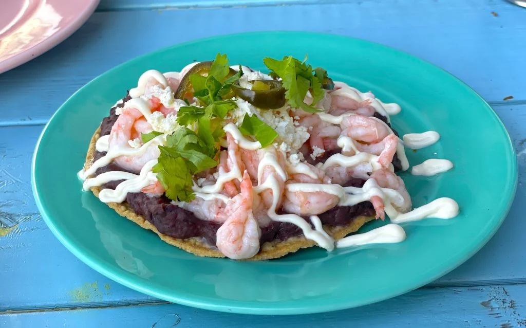 Tostada Gobernador med svarta bönor och räkor på restaurang Tres.