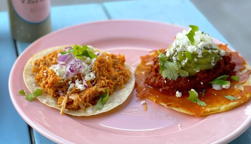 Tinga med chipotlekokt kyckling och Cochinita med långstekt fläskkarré, krispig ost och guacamole på Tres.