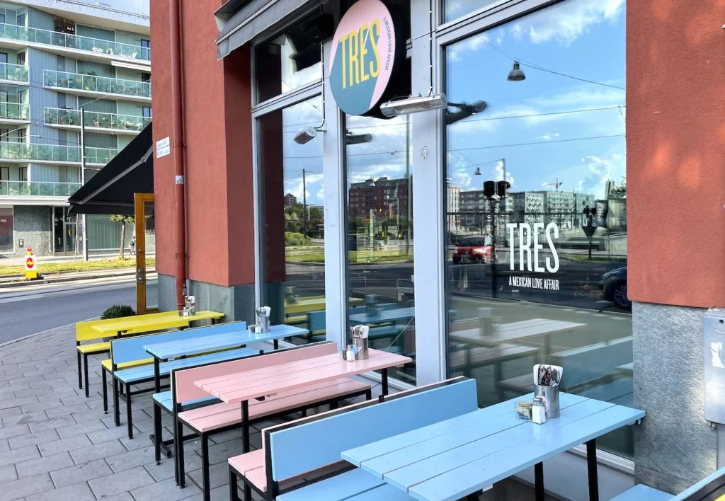 Precis där tvärbanan svänger för att stanna vid hållplatsen Sickla udde, hittar du mexikanska restaurangen Tres.