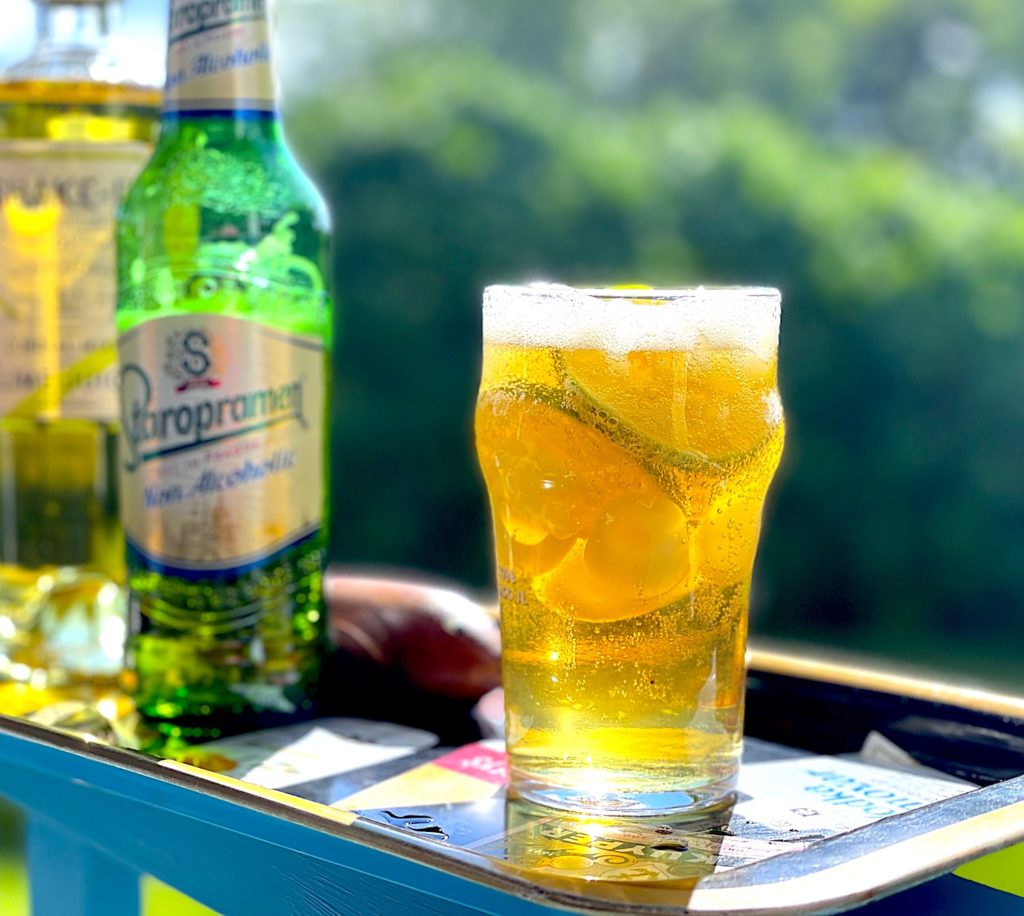 Radler är en riktig törstsläckare. Lime cordial, is, limeskivor och lager. Mums!