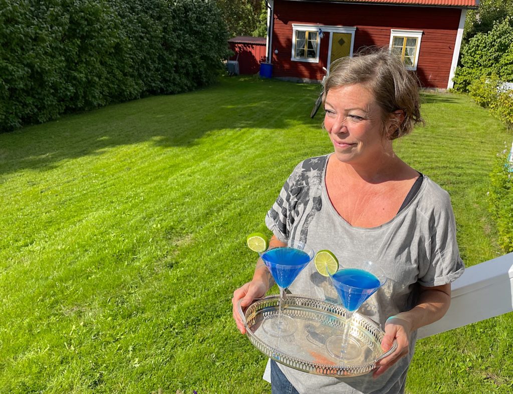 Med Shake-It Blue Curacau kan jag blanda så här crazy drinkar och bjuda min gräsklippande man på när han tar en liten paus.