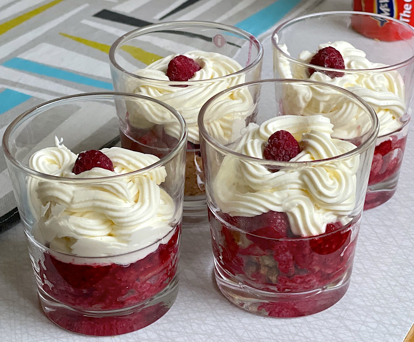 Snabb Cheesecake i glas recept på enkel dessert MatMalin.se