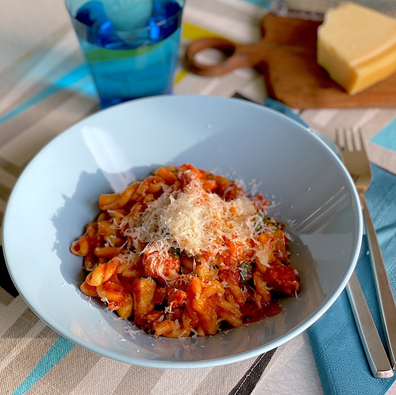 Snabb pastasås med salsiccia och tomat