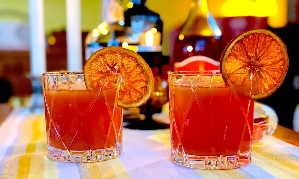 Recept på Orange Glöggdrink med mörk rom, Amaro, bitters, apelsinjuice och glögg med smak av blodapesin.