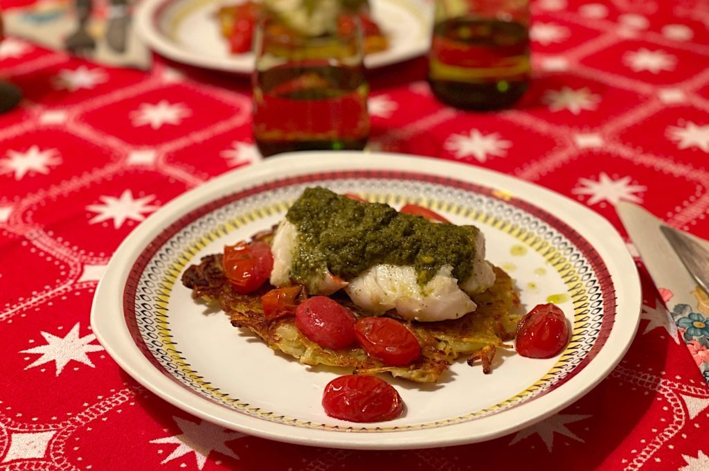 Ta en paus i julstöket och laga mitt recept på Enkel fisk i ugn med pesto och rösti. Smakrik rätt som du lagar på cirka 20 minuter!