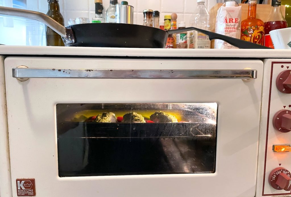 Samtidigt som fisken tillagas i lill-ugnen i stugan så steker jag röstin.