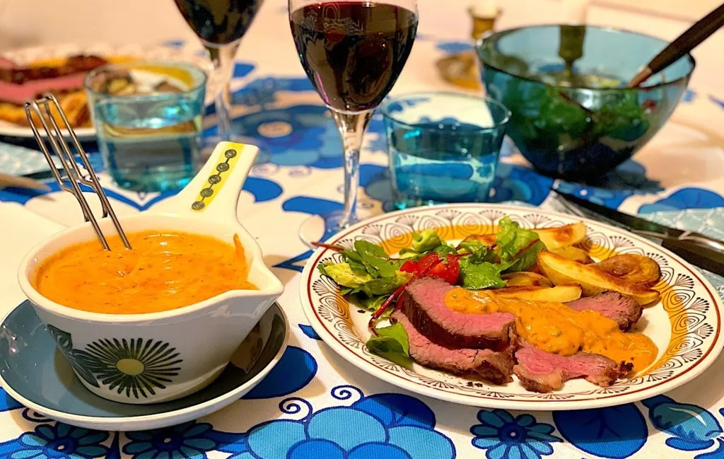Recept på Pepparsås med whiskey passar perfekt till både nötkött och kyckling. Här har vi grillat pichana, rostlock med kappa, efter att vi kört den i sous vide i ca 4 h på 60 grader.