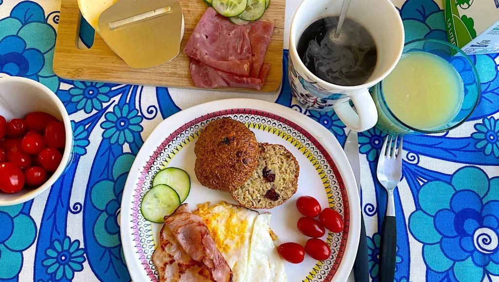 Jag älskar helgfrukost! När maken frågar vad jag vill ha till frukost är svaret oftast: allt! Med nybakade Havrefrallor i airfryer blev frukosten en riktig höjdare.
