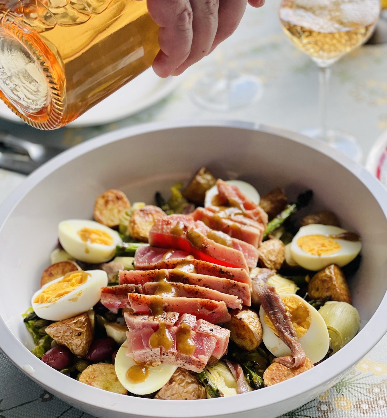Sallad Niçoise med grillad tonfisk, sparris och rostad potatis