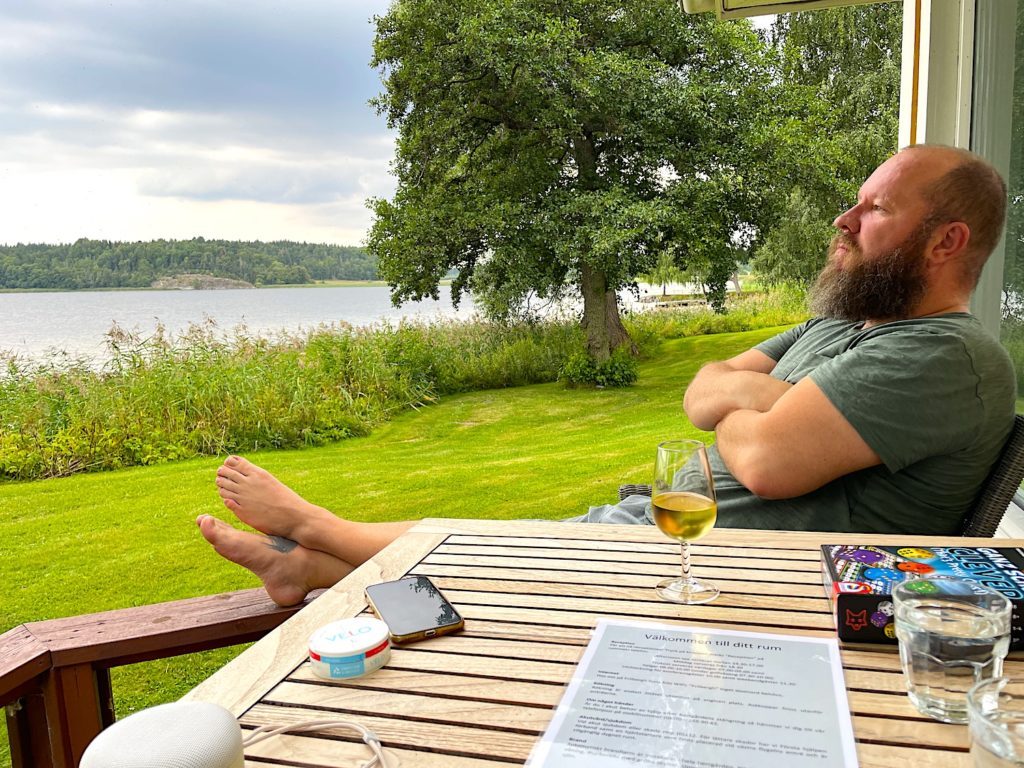 Tomas begrundar detta med att fylla 45 år, att bo på en Herrgård och om jag minns rätt, även sin förödande förlust i spelet Ganz Schön Clever.