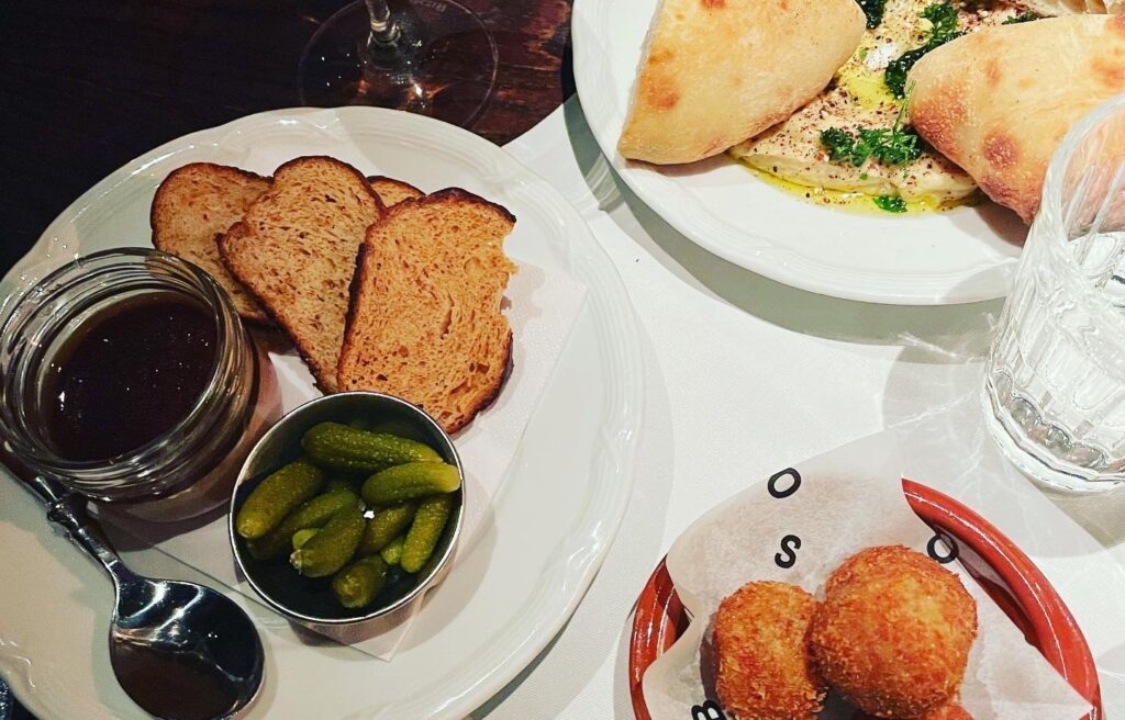 Kycklingterrin, hummus och kroketter på restaurang Boresco på Tjärhovsplan på Södermalm i Stockholm.