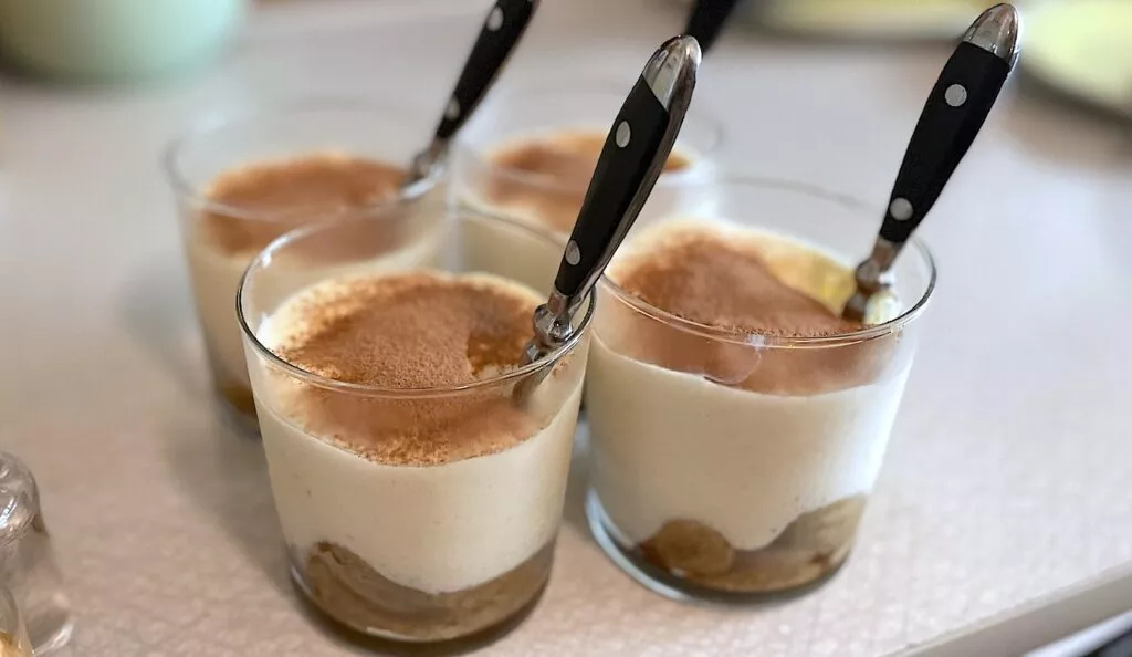Tiramisu i glas är en riktig favoritdessert. Jag älskar efterrätter som kan stå färdiga redan när gästerna kommer.