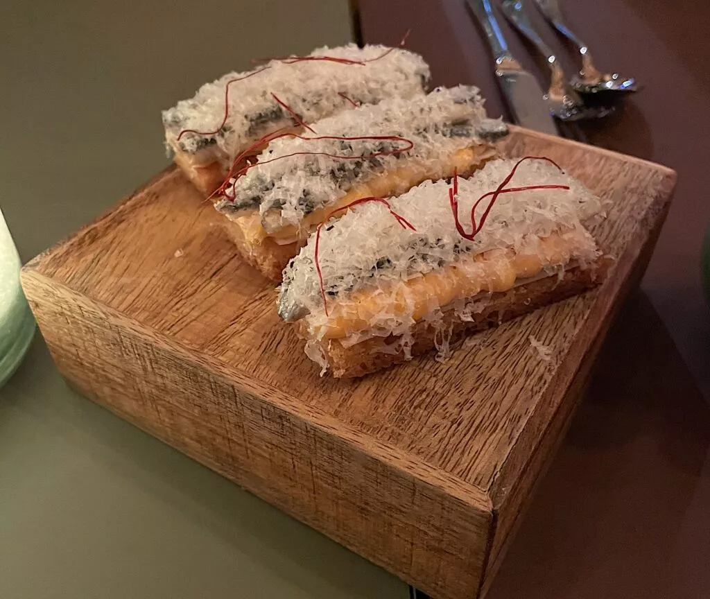 Toast med boquerones och manchego.