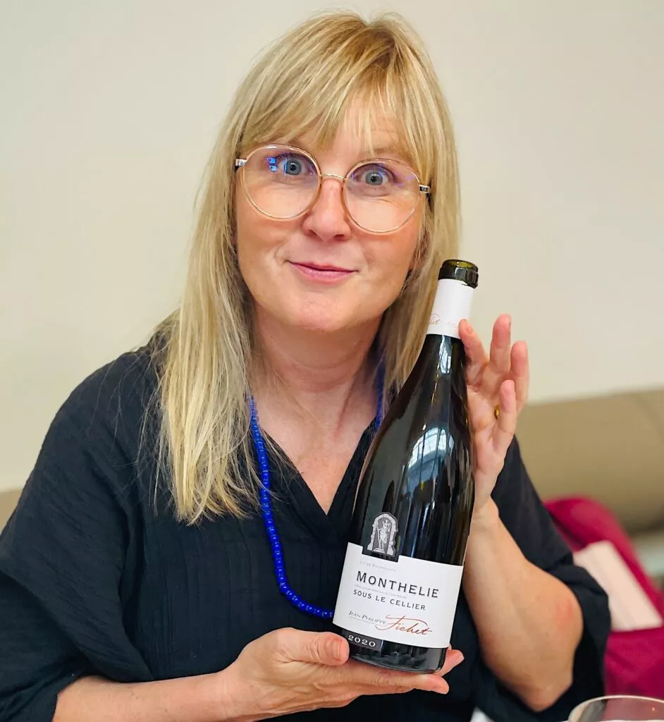 Kris Johnson Jones håller upp en flaska vit Bourgogne av bättre slag.