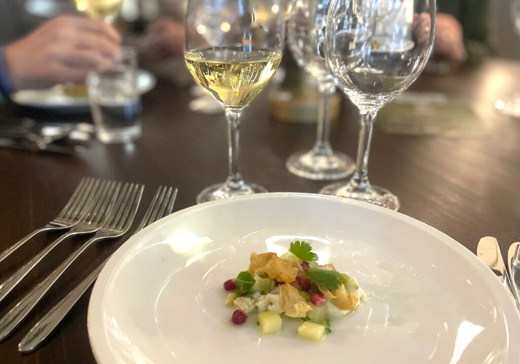 En av alla de saker de gör helt rätt här på Melanders Södermalm är att anpassa storleken på rätterna till hur många vi ska äta. Helt perfekt ceviche med granatäpple.