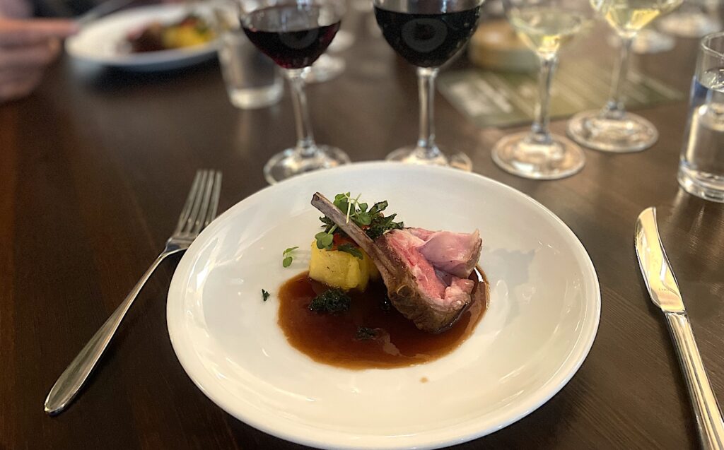 Terras Gauda gör även röda viner. Här dricker vi dem till ett lammrack med potatiskaka och portvinssky.