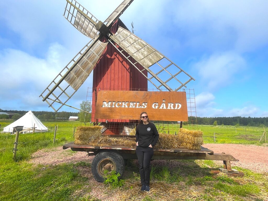 Hanna Karlsson tar emot oss på Mickels Gård där vi får äta Ålandspannkaka bland fina hönor.