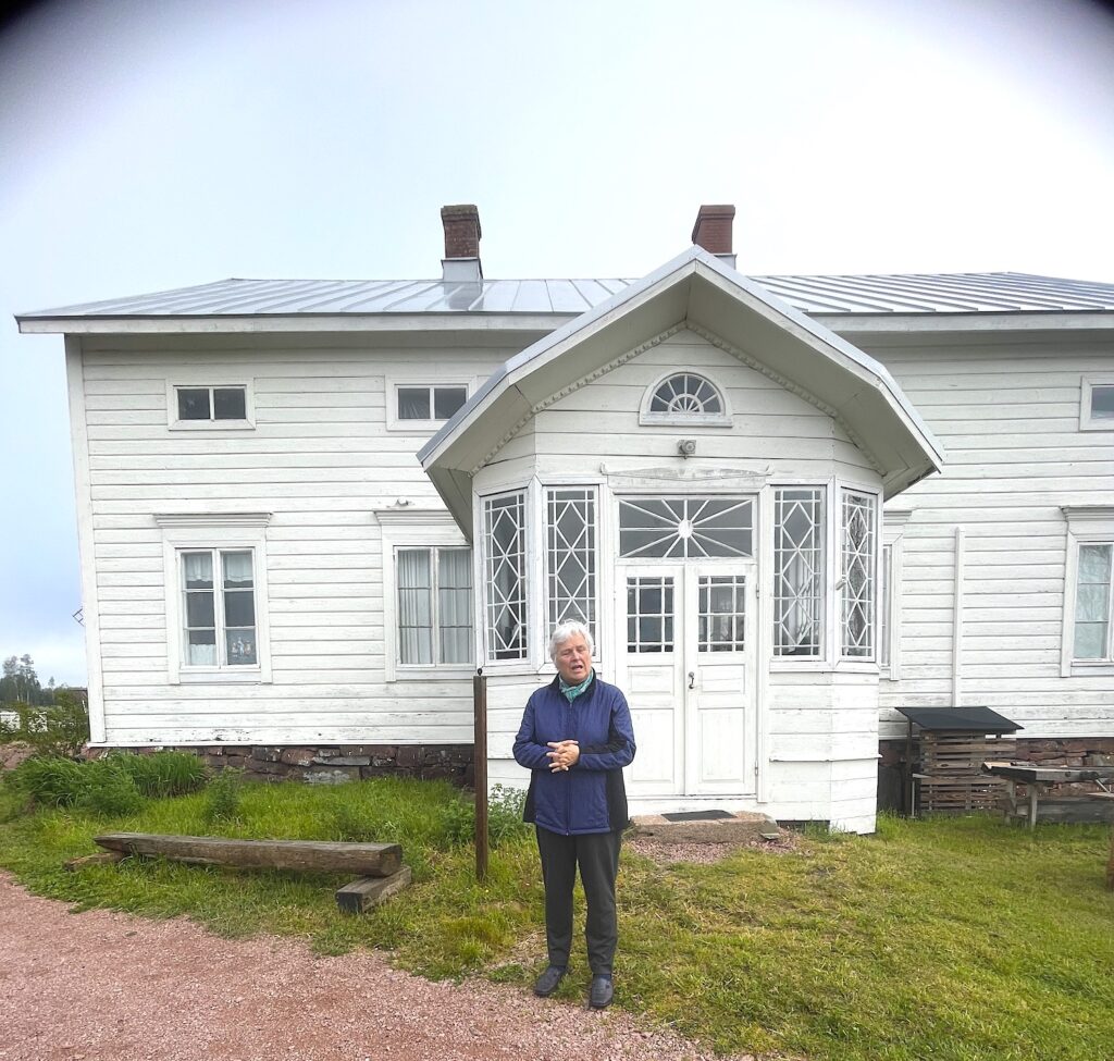 Grannen Ulrika berättar historien om "Vita huset" som nu är ett museum.