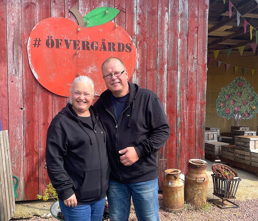 På Öfvergårds odlar Anna och Jan Alm äpplen, pressar förstklassig must, tar med dig på äppelsafari, erbjuder mustprovning och att hyra en välfylld picknickvagn.