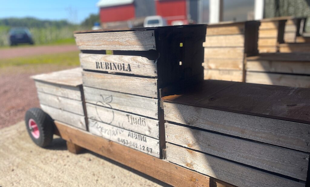 De smarta picknickvagnarna har de byggt av fina gamla äppellådor. Dem fyller de med must, ost, chark och sittdynor, så får besökarna dra med sig sin vagn ut i odlingarna.