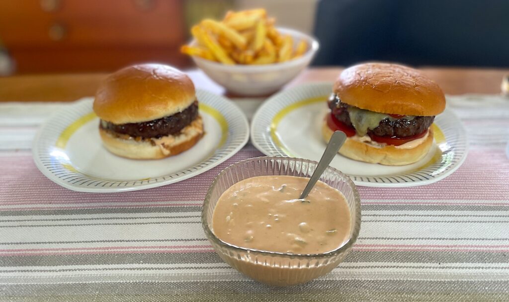 Mitt superenkla recept på hemmagjort hamburgerdressing går att variera exakt som man vill ha det.