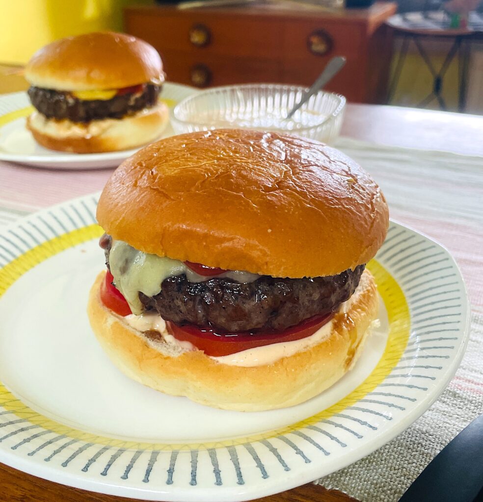 En av mina 100 favoriträtter: grillad hamburgare med lagrad cheddar, tomat, hemagjord hamburgerdressing, senap och ketchup.