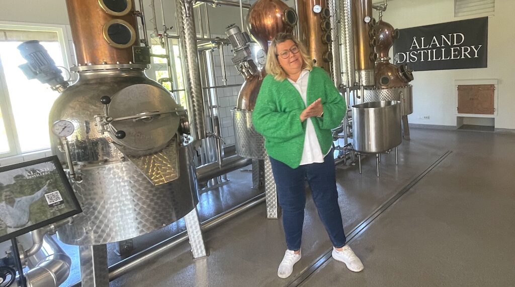 Jenny Björklund ger oss historia, visar oss destilleriet och bjuder oss att prova Ålands Distillerys produkter i baren.