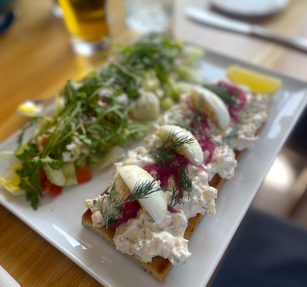 Jag äter en Toast Skagen som kunde räckt till tre personer. Mycket god!