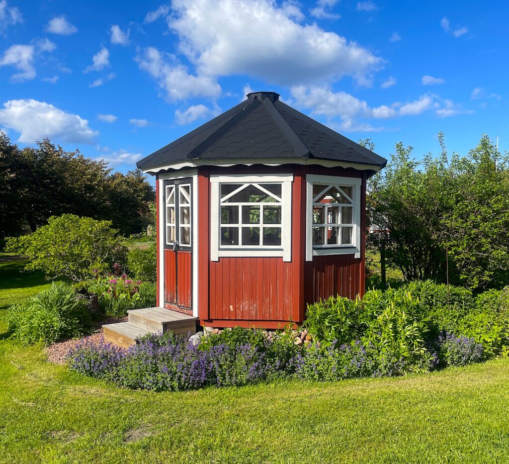 Här i lusthuset kan man sitta ett litet sällskap på sex personer för en intim middag till exempel.