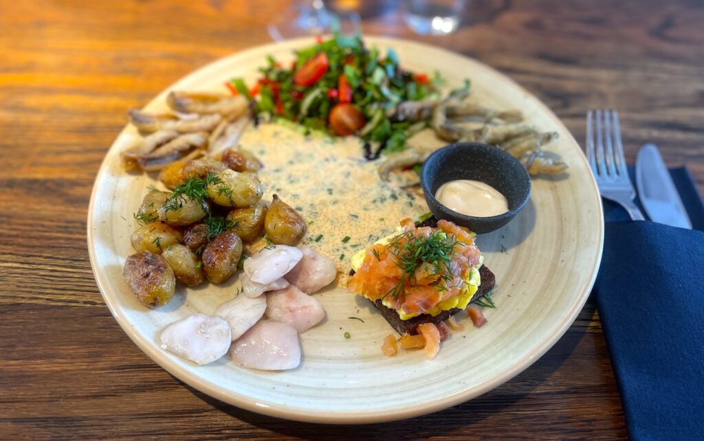 En fantastisk "smaktallrik" med bland annat göskinder och Kallas SkärGårds egen najadlax! Så god.