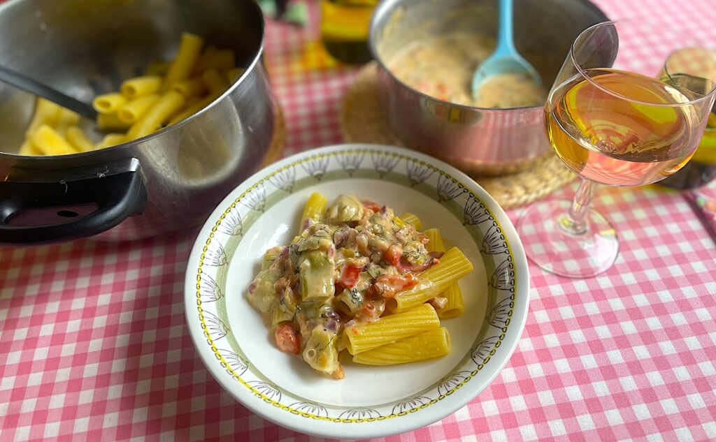 Recept på Krämig pasta med rökt lax och kronärtskocka blir till när jag leker "Här har du ditt kylskåp" i stugan.