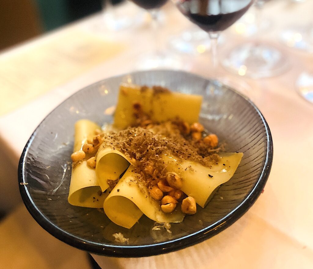 Det är är inte en öppen ravioli eller lasagne. Det är vår osttallrik med comté, brynt smör, rostade hasselnötter och gotlandstryffel.