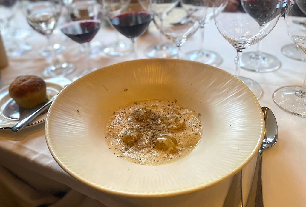 Lunchen på Leijontornet i Stockholm hör till en av årets bästa hittills. Här serveras ravioli fylld med kalvkött, iberico, konfiterad svamp och parmesan i en krämig kycklingbuljong med gotlandstryffel.
