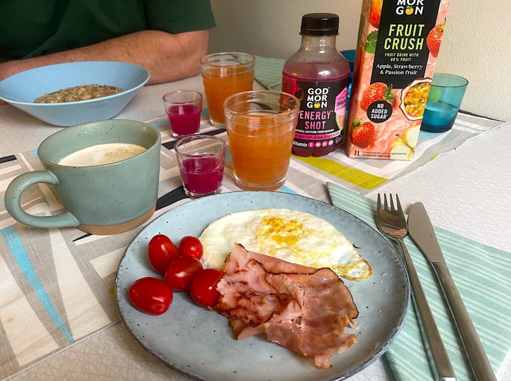 Så här får en frukost gärna se ut. Jag äter stekt mat, kaffe och juice. Maken äter gröt. Vi testar produkter från God Morgon och en får fyra tummar upp.