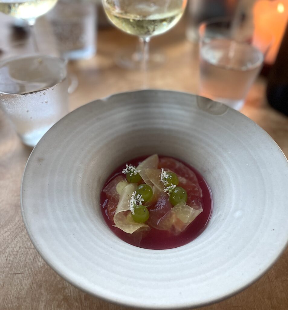 Crudo på fjällröding med fermenterade äpplen, enbär och kålrabbi på Matateljen.