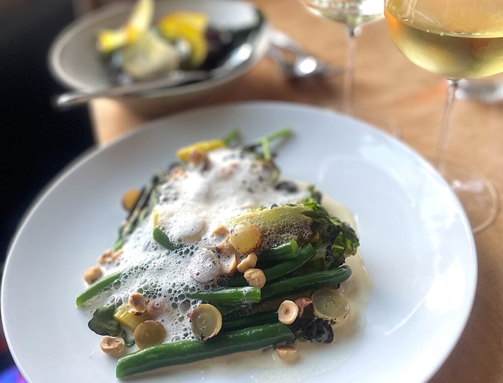 Grillad gemsallad med vaxbönor, skärbönor, rostade vindruvor, getostskum och hasselnötter.