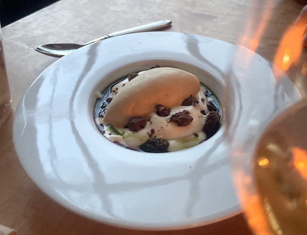 Skogsbär med lagerbladsmousse, basilikaolja, vit choklad och brynt-smör glass.