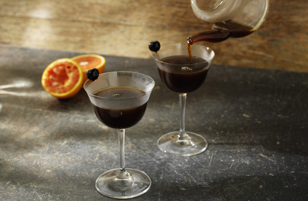 Coffée Tonic – alkoholfri kaffedrink kan serveras både varm och kall. Om du dricker den kall kan du toppa upp den med lite tonic. Foto: Ulrika Pousette.