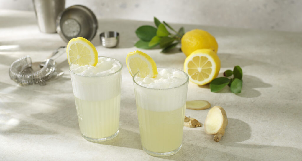 Ginger Citrus Fizz är en alkoholfri drink som jag skakar med äggvita för att få till ett bra skum. Vill du göra drinken vegansk kan du använda aquafaba. Foto: Ulrika Pousette