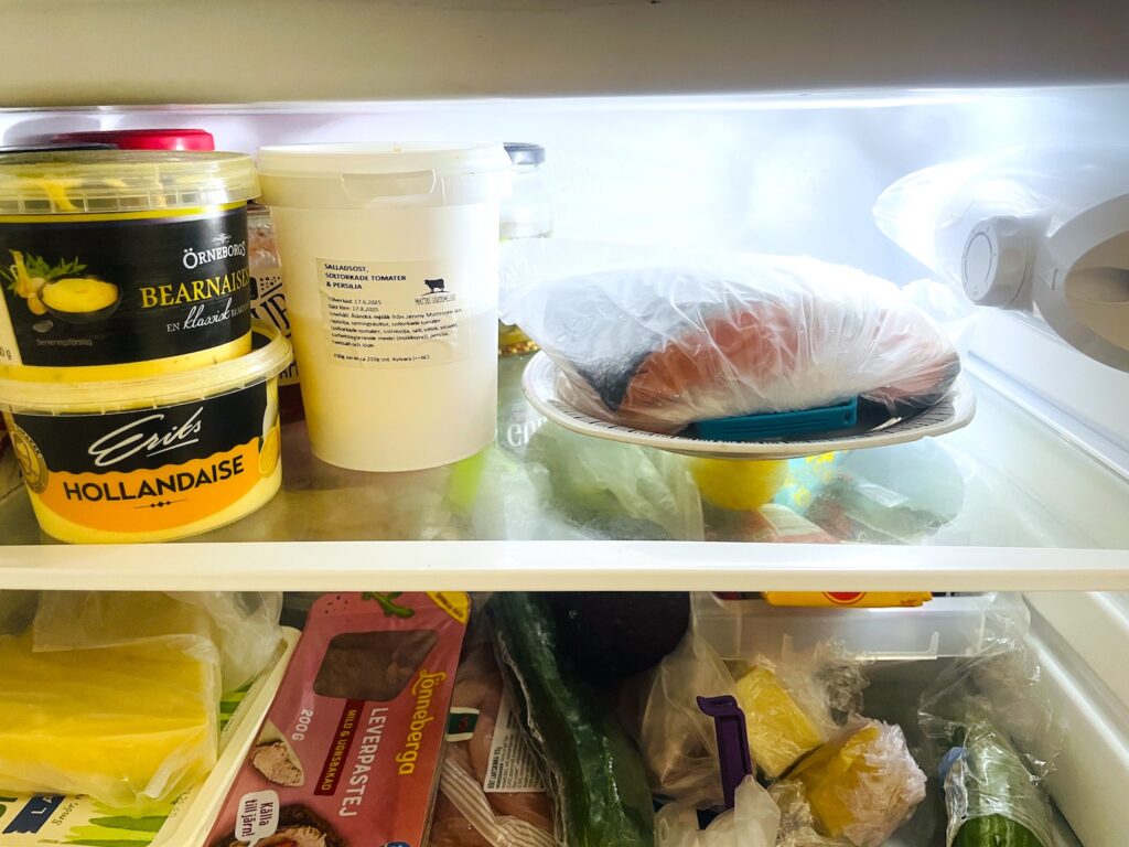 I den här pyttelilla kylen gör jag hastigt göra plats för en assiett. Och det är exakt allt som ryms!