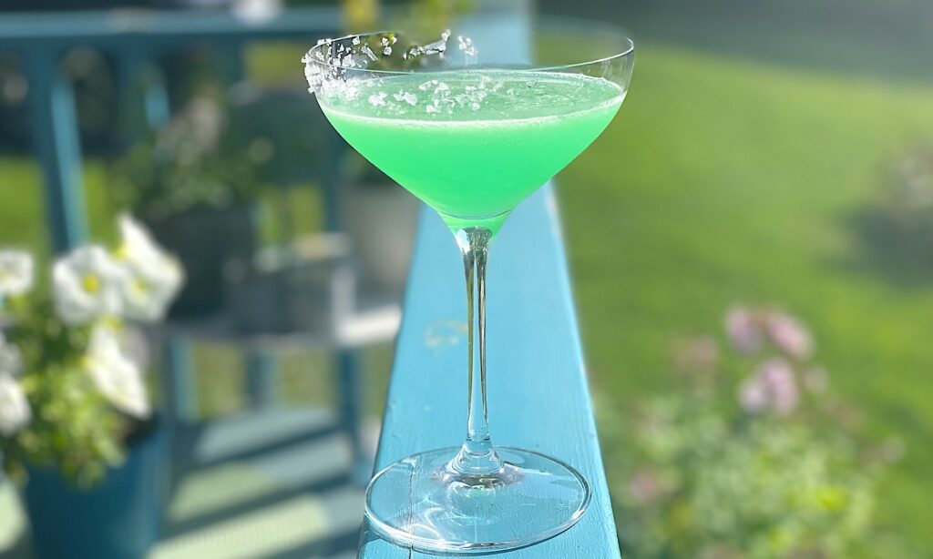 Green Margarita är en kul, god och färgglad variant på den klassiska drinken.