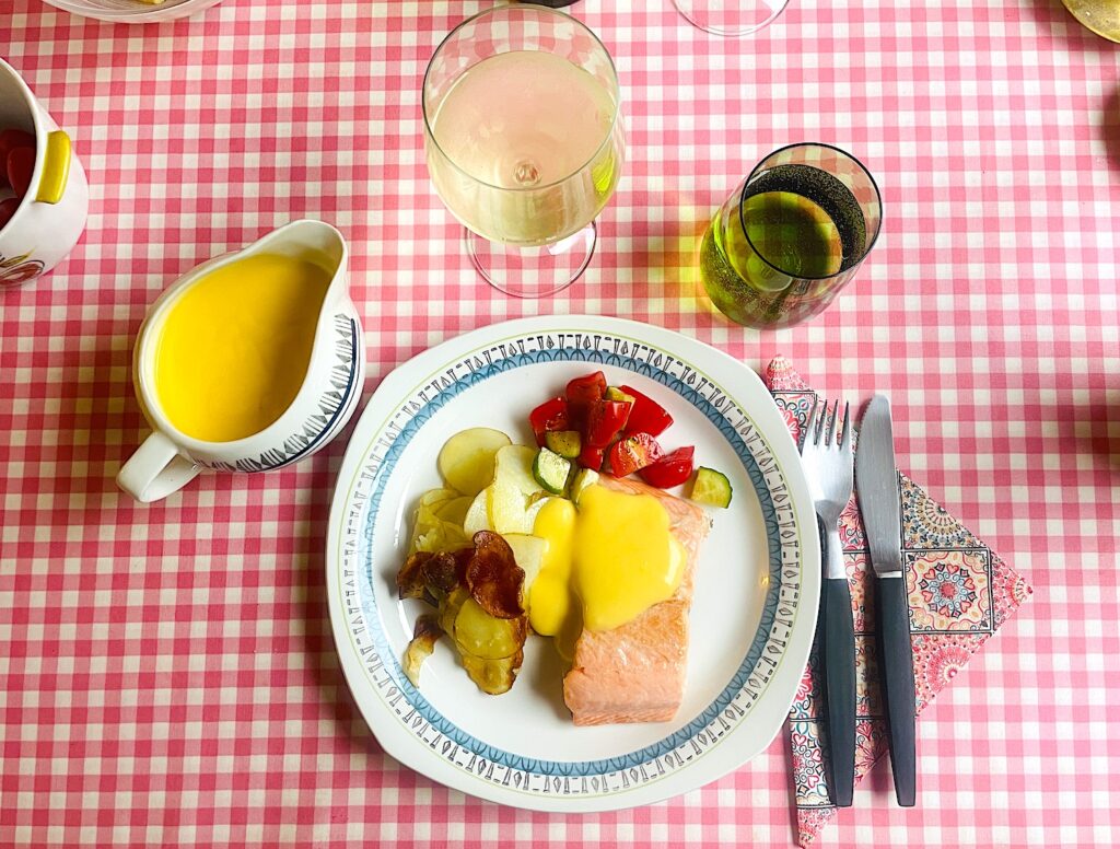 Här serverar jag Hollandais till ugnsstekt lax med potatiskaka. Testa mitt enkla recept på Hollandaissås – liten sats. Den är supergod!