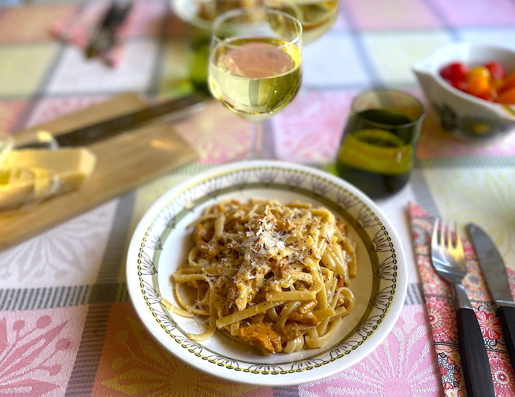 Prova mitt snabba recept på Krämig kantarellpasta med parmesan. Du lagar såsen medan pastan kokar.