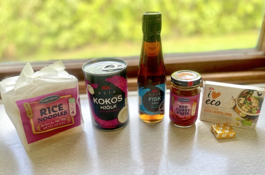 Här är de ingredienser till Röd curry allt-i-en-gryta som jag hittar på Ica Knuten nära vår stuga.