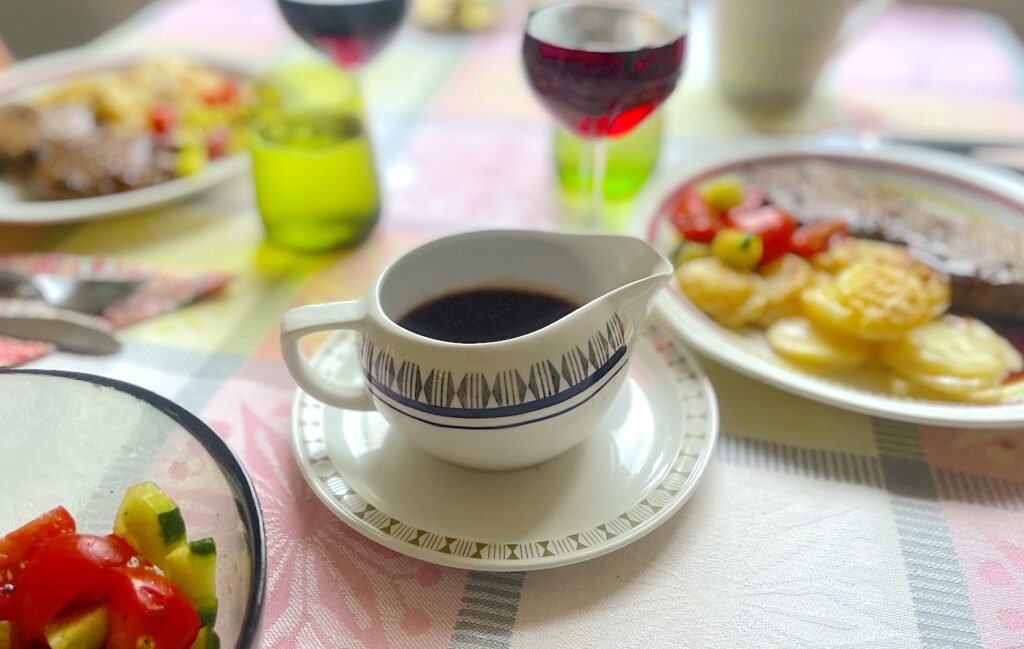 Rödvinssås är en av de såser som inte är lätt att hitta god som helfabrikat. Laga istället min Rödvinssås – klassiskt recept liten sats.