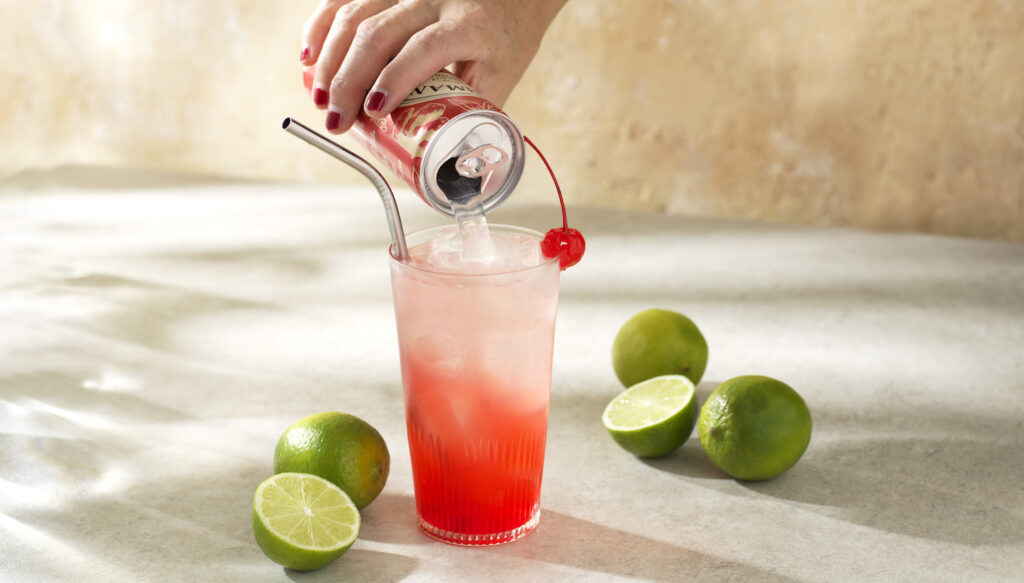Innan det blev inne med alkoholfria drinkar var Shirley Temple ofta den enda mocktailen i många drinklistor. Så här enkelt blandar du den klassiska alkoholfria drinken. Foto: Ulrika Pousette