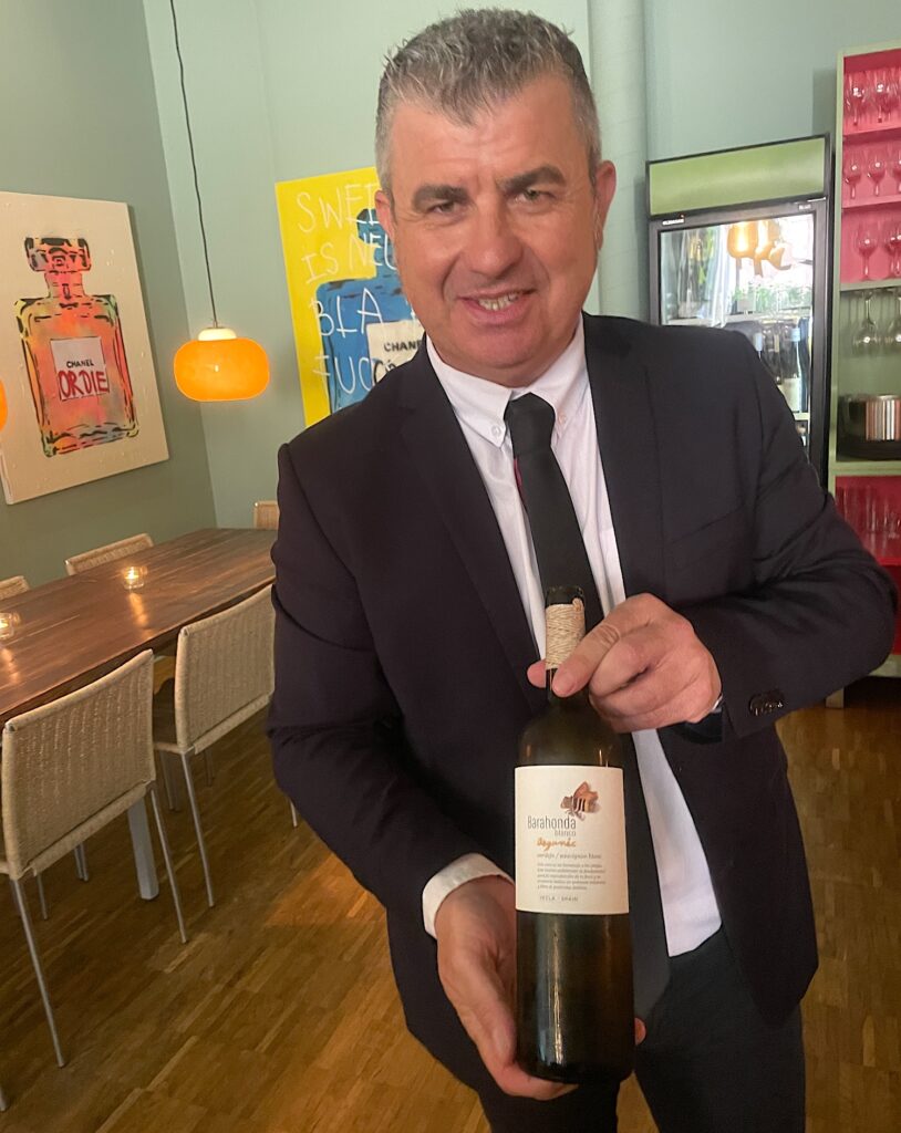 Sommelieren Antonio Chacón visar upp det vita vinet som vi får serverat som aperitif.