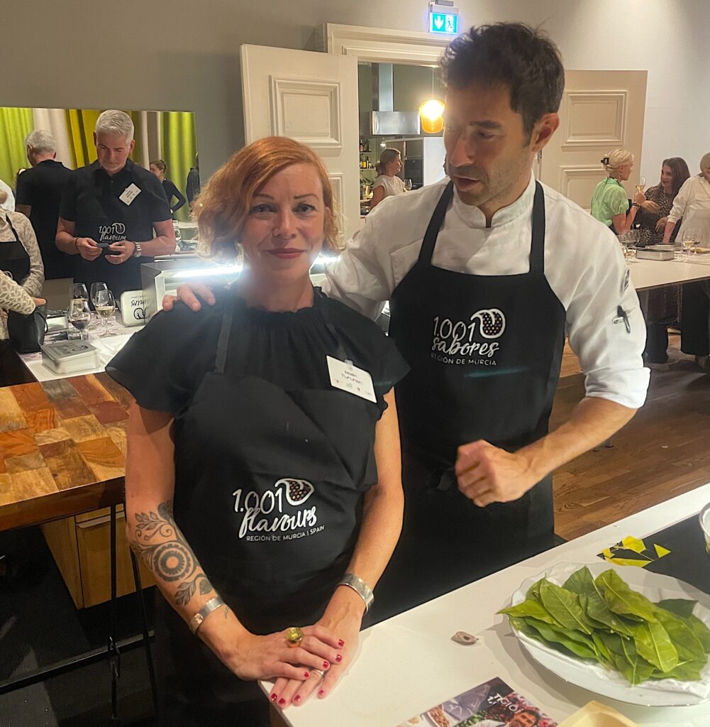 Kocken Juan Guillamón lär mig att göra desserten paparajotes, citronblad som jag doppar i smet, friterar och sedan vänder i socker och kanel. Man äter dock inte bladen. Han är nästan lika rädd att någon ska äta bladen som han är att jag ska bränna mig på den heta oljan. Men bara nästan.