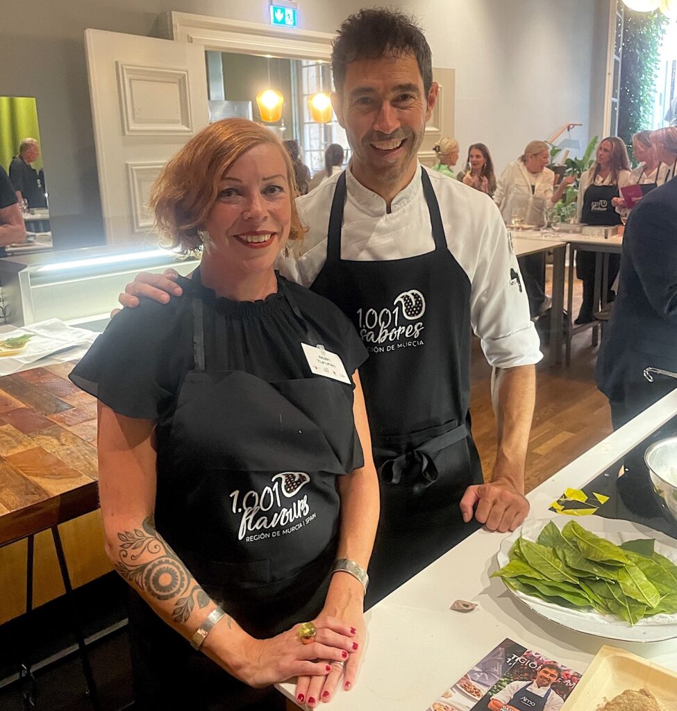 Så här glada är vi när friterat citronbladen utan att bränna ihjäl oss. Jag och kocken
Juan Guillamón som driver restaurangen Almo med en stjärna i Guide Michelin.
