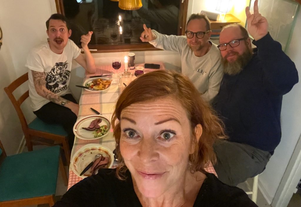 När vi har två glöggälskare på besök i stugan får vi passa på att ordna ett litet glöggtest. Tusen tack för er strålande insatser Benjamin, Niklas och Tomas.